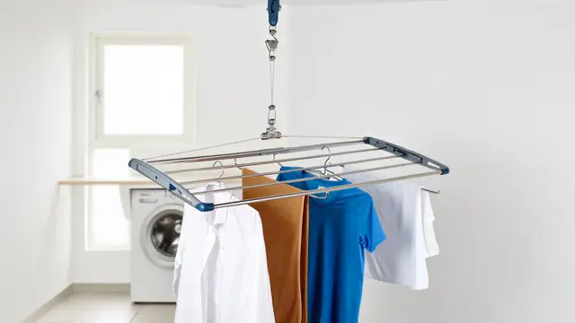 Ide Tempat Jemur Baju Lipat untuk Rumah Tipe Kecil (AI)