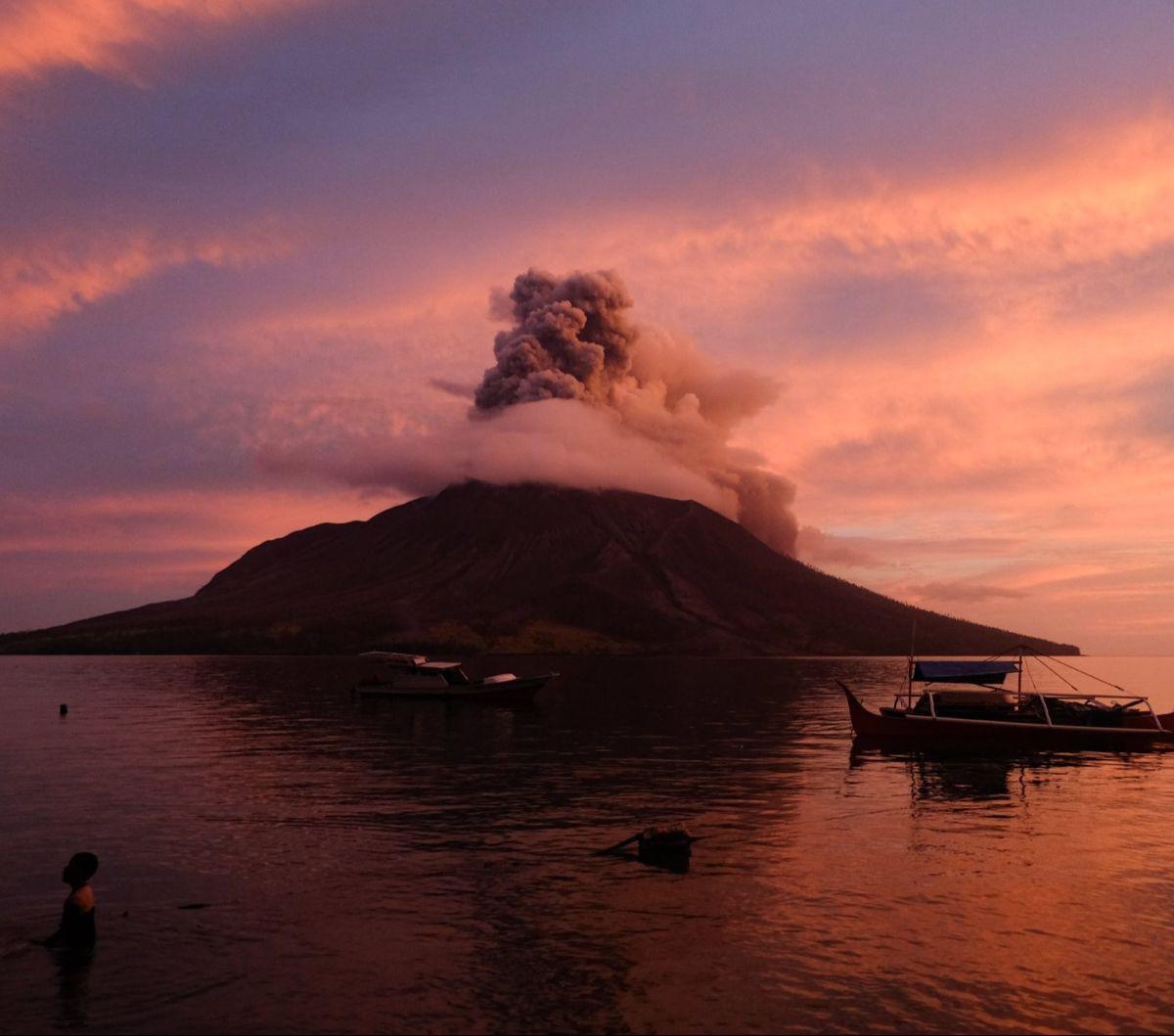 Gunung Ruang kembali mengalami erupsi pada Jumat (19/4/2024) sore waktu setempat. Muntahan material abu vulkanik keluar dari kawah gunung yang berlokasi di Kabupaten Sitaro, Sulawesi Utara, tersebut.&nbsp;Ronny Adolof Buol/AFP