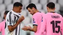 Pemain Juventus, Danilo, tampak kecewa usai ditaklukkan Barcelona pada laga Liga Champions di Turin, Kamis (29/10/2020). Juventus kalah 0-2 dari Barcelona. (AFP/Marco Bertorello)