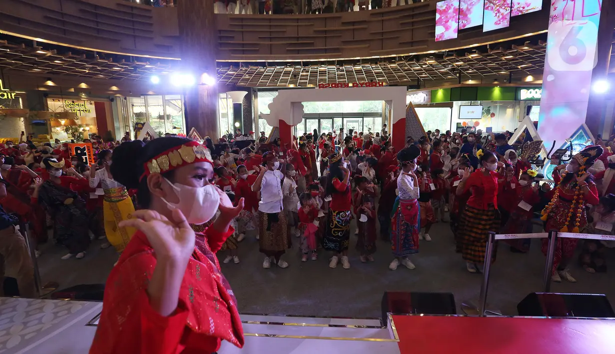 Sejumlah penari dari Yayasan Belantara Budaya Indonesia melakukan flashmob tarian daerah dalam acara bertemakan "Tunjukkan Indonesiamu" di Jakarta, Rabu (17/8/2022). Sebanyak 277 penari berkebaya merah putih menampilkan 17 tarian daerah yang bertujuan untuk  memperingati Hari Kemerdekaan ke-77 RI sekaligus sebagai bentuk gerakan dukungan Kebaya Goes to UNESCO.  (Liputan6.com/Johan Tallo)