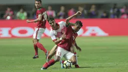 Pemain Timnas Indonesia U-23, Febri Haryadi (kanan) mencoba melewati adangan pemain Bahrain pada laga PSSI Anniversary Cup 2018 di Stadion Pakansari, Bogor, (26/4/2018). Bahrain unggul sementara 1-0. (Bola.com/Nick Hanoatubun)