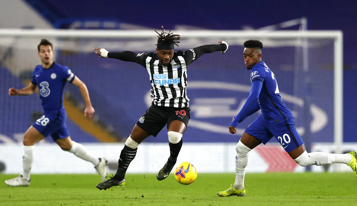 Pemain Newcastle United Allan Saint-Maximin mengontrol bola di depan pemain Chelsea Callum Hudson-Odoi (kanan) pada pertandingan Liga Inggris di Stamford Bridge Stadium, London, Inggris, Senin (15/2/2021). Chelsea menang 2-0. (Adrian Dennis/Pool via AP)