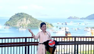 Ibu Negara Iriana Joko Widodo memperkenalkan soal Komodo kepada para pendamping pemimpin ASEAN saat perhelatan KTT ASEAN ke-42. (Liputan6.com/Muhammad Radityo Priyasmoro)