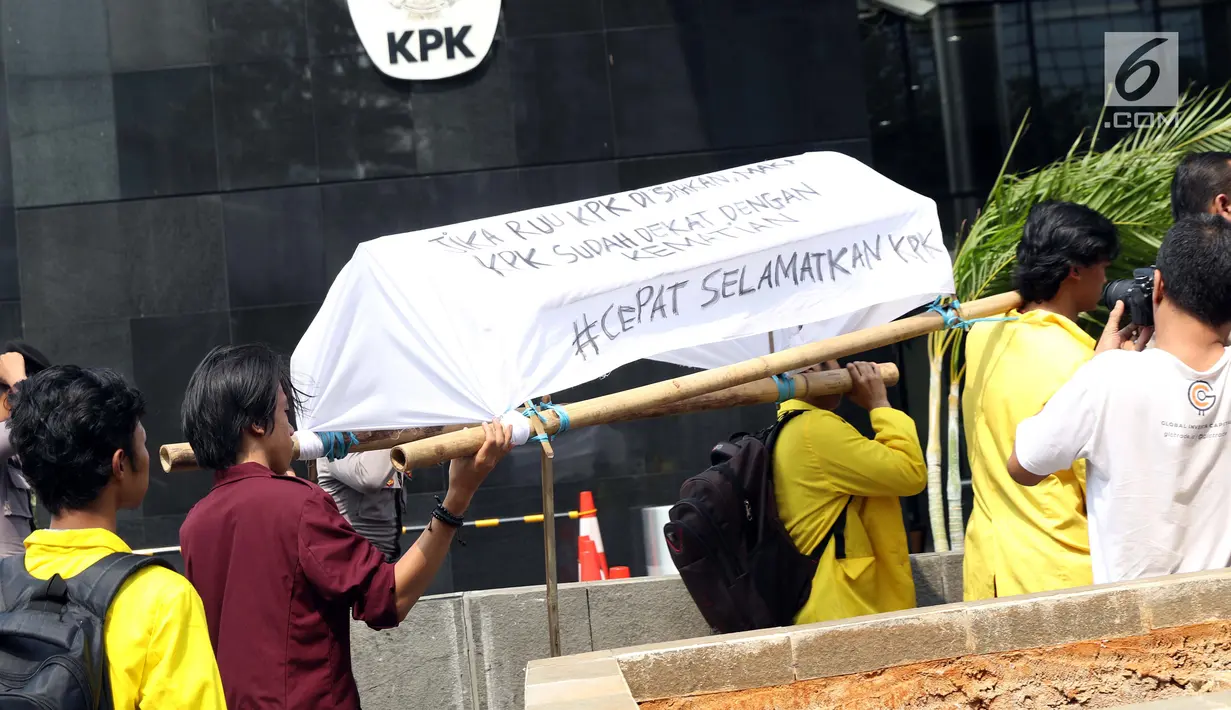 Sejumlah mahasiswa yang mengatasnamakan Aliansi Mahasiswa Hukum Indonesia membawa keranda saat berunjuk rasa di depan Gedung KPK, Jakarta, Selasa (17/9/2019). Dalam aksinya mereka menolak revisi UU KPK karena dianggap melemahkan institusi tersebut. (Liputan6.com/Helmi Fithriansyah)