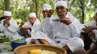 Sebagai solusi pantangan makan nasi, warga Jalawastu memakan jagung yang ditumbuk halus. (Liputan6.com/Fajar Eko Nugroho)