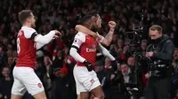 Para pemain Arsenal merayakan gol yang dicetak Alexandre Lacazette ke gawang Liverpool pada laga Premier League di Stadion Emirates, London, Minggu (3/11). Kedua klub bermain imbang 1-1. (AFP/Daniel Leal-Olivas)