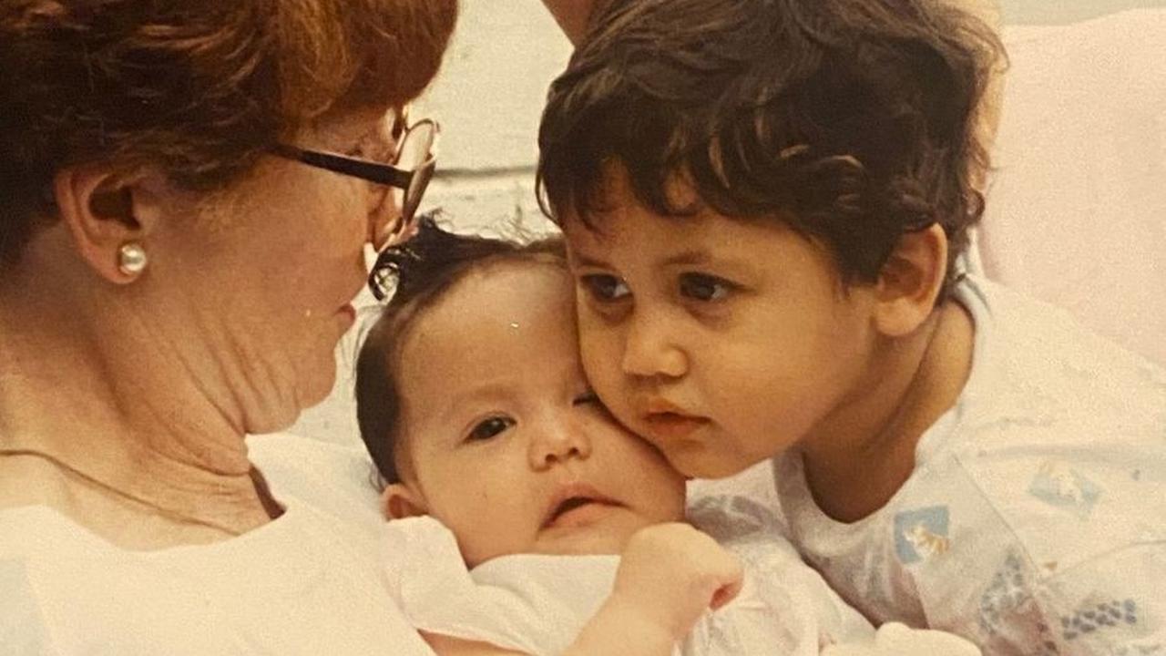Pevita Pearce menandai pertambahan usianya dengan membagikan foto-foto kenangan dari masa kecil hingga dewasa. Dalam salah satu foto, terlihat ia masih bayi, tampak imut dan polos.<br>
