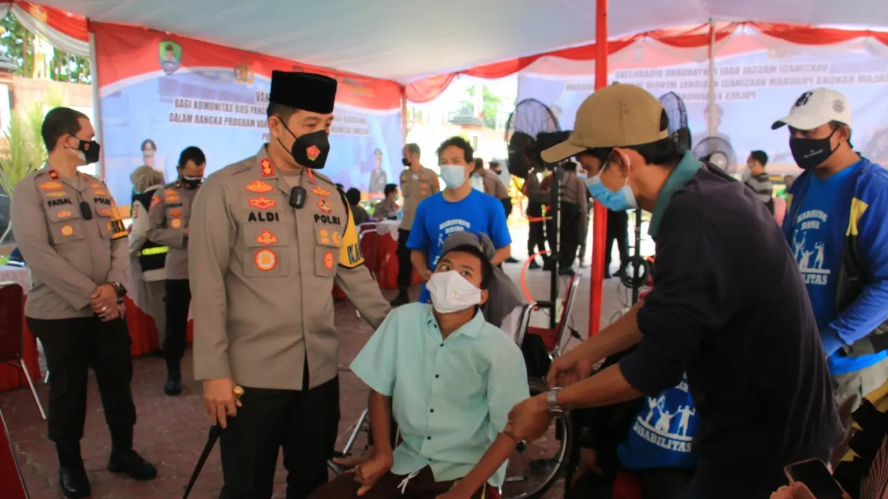 Puluhan penyandang Disabilitas di wilayah Kabupaten Karawang Divaksinasi Covid-19