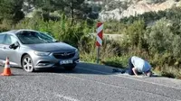 Seorang pria melakukan sujud syukur karena selamat dari kecelakaan mobil yang dialami. (Twitter @TurkMedia)