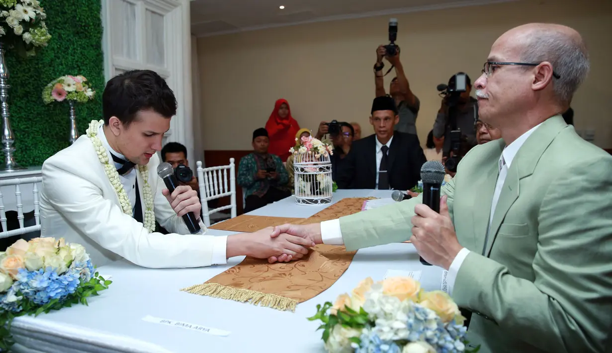 Akad nikah Risty Tagor dan Stuart Collin (M. Akrom Sukarya/bintang.com)