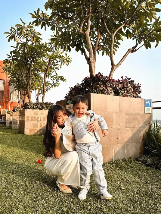 Di beberapa foto yang diunggah, Gala terlihat mengenakan turtleneck putih, ditumpuk vest abu-abu yang serasi dengan jas, dan celana panjangnya. Gala juga terlihat mengenakan sneakers berwarna putih yang serasi. [Foto: Instagram/fuji_an]