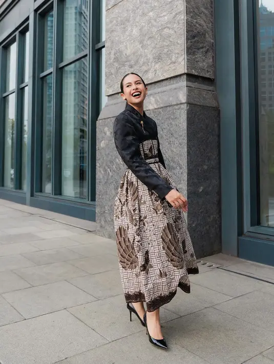 Tampil di panggung ASEAN, Maudy Ayunda tampil menawan mengenakan gaun batik [@maudyayunda]