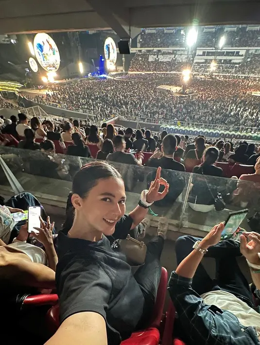 Paula Verhoeven terlihat berfoto selfie di tribun saat menonton konser Coldplay Jakarta. Ia mengenakan atasan kaus lengan pendek berwarna hitam. Rambutnya ditata sleek look dan wajah dirias minimalis. [Foto: Instagram/paula_verhoeven]