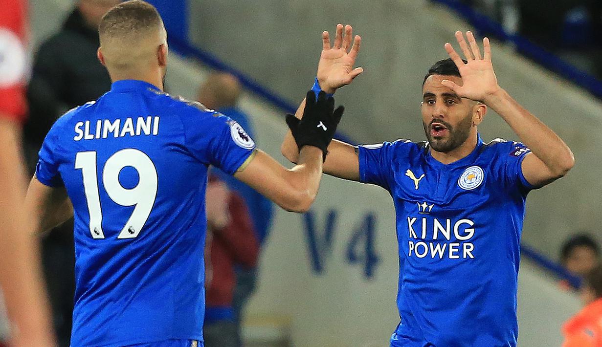 Pemain Leicester City, Riyad Mahrez (kanan) merayakan golnya bersama rekannya Islam Slimani pada laga Premier League di King Power Stadium, Leicester, (16/10/2017). Leicester bermain imbang 1-1. (AFP/Lindsey Parnaby)