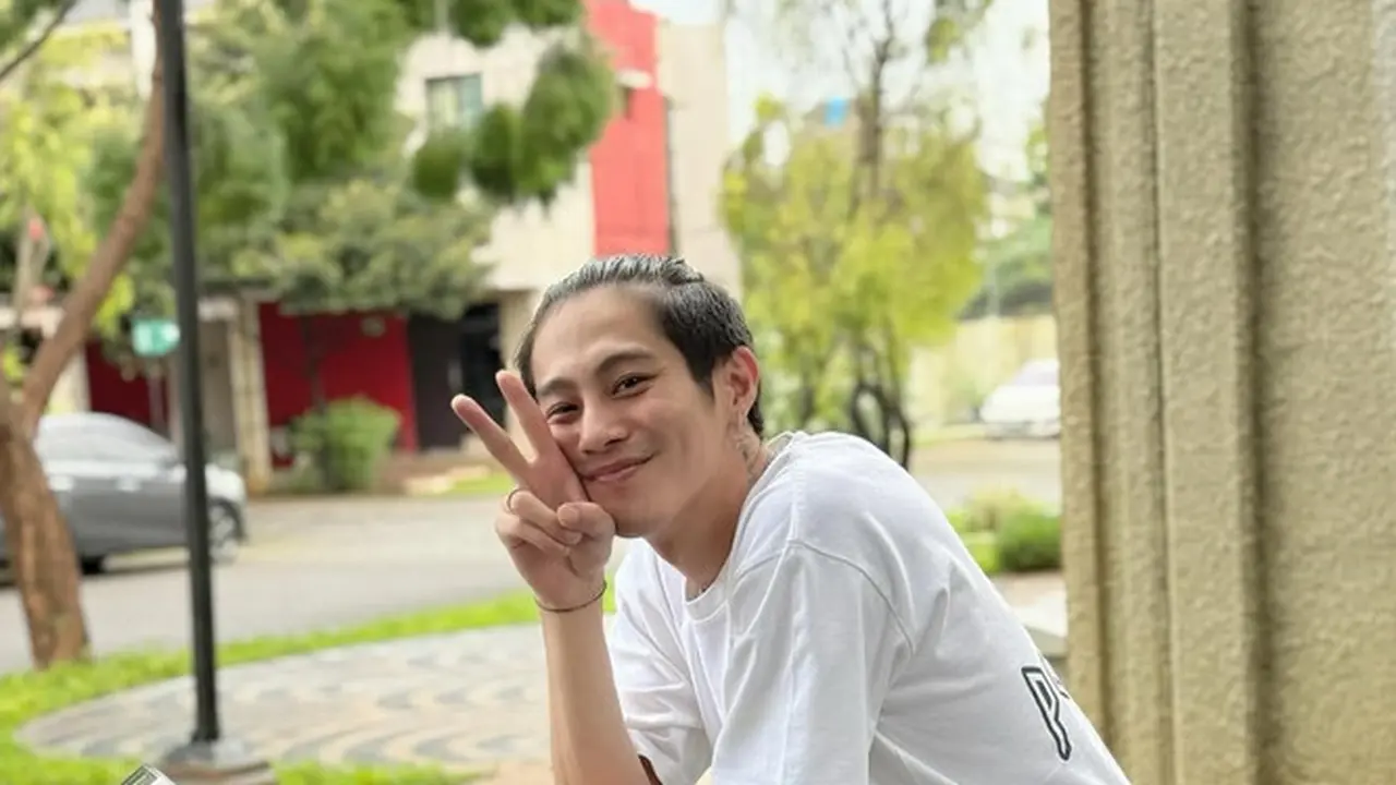 Gaya Rambut DJ Panda dengan Potongan Man Bun Undercut (Foto: Instagram @djpanda_official)