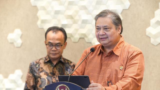 Menko Bidang Perekonomian Airlangga Hartarto dalam Konferensi Pers Produk Domestik Bruto (PDB) Triwulan IV-2024 dan Full Year 2024 di Kantor Kemenko Perekonomian, Rabu (5/2/2025). (Foto: ekon.go.id)