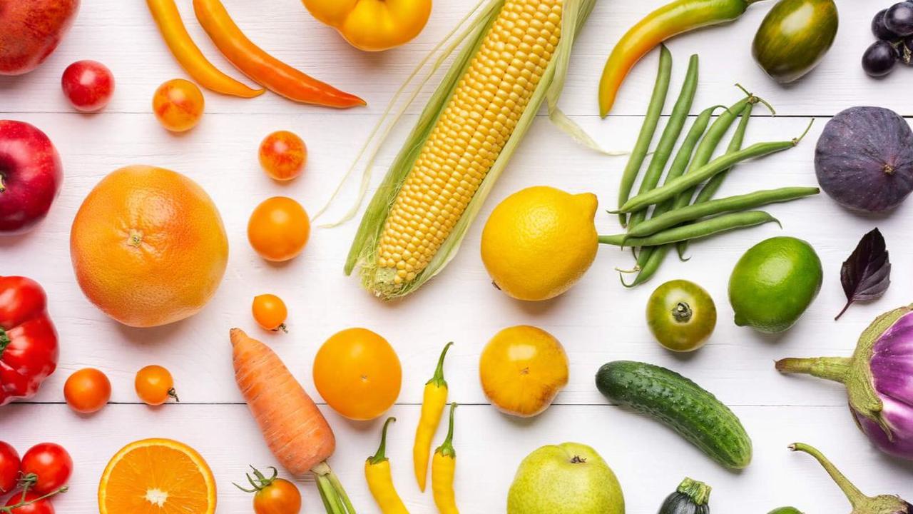 Dari segi kuliner, buah dan sayuran diklasifikasikan berdasarkan rasa. Buah umumnya memiliki rasa manis atau asam. Sayuran memiliki rasa yang lebih ringan atau gurih dan biasanya dimakan sebagai bagian dari hidangan samping atau hidangan utama.