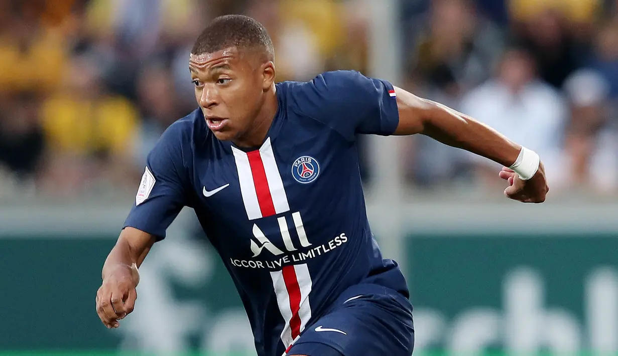 1. Kylian Mbappe (Paris Saint Germain) - Penyerang andalan Les Parisiens ini tidak hanya handal dalam mencetak gol tapi juga mempunyai kecepatan diatas rata-rata. Di gim FIFA 20 ia mempunyai kecepatan tertinggi dengan nilai 96. (AFP/Ronny Hartmann)