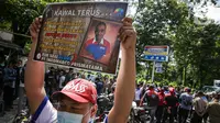 Buruh menggelar aksi kampanye boikot Indomaret di depan Kantor PT Indomarco Prismatama (Indomaret), Jakarta Utara, Kamis (27/5/2021). Aksi itu dukungan terhadap Anwar Bessy, karyawan Indomaret Group yang diseret ke pengadilan oleh perusahaan ritel tersebut. (Liputan6.com/Faizal Fanani)