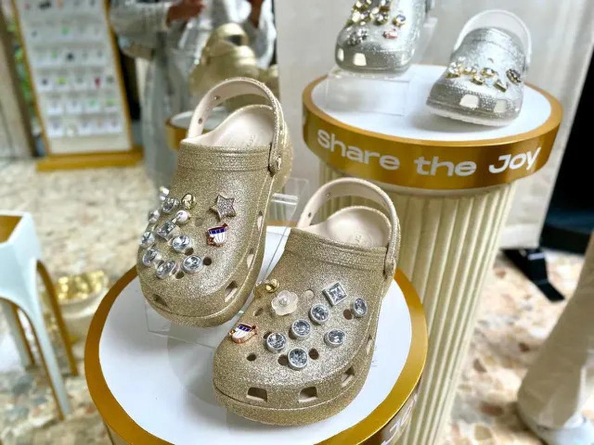 Era Shimmer Belum Berakhir! Intip Gaya Modest Lebaran ala Naura Ayu dengan Crocs