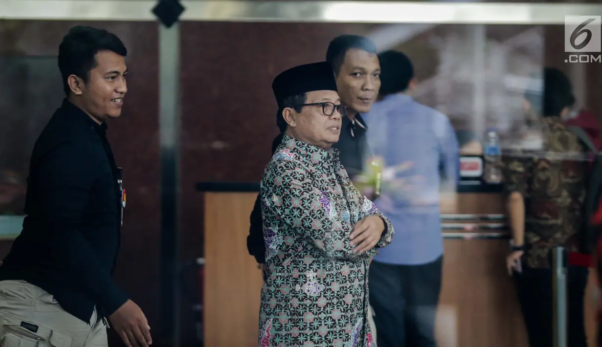 Wakil Gubernur Jambi Fachrori Umar bersiap menjalani pemeriksaan di gedung KPK, Jakarta, Kamis (4/1). Fachrori diperiksa sebagai saksi untuk tersangka Asisten Daerah III Pemprov Jambi Saifudin. (Liputan6.com/Faizal Fanani)