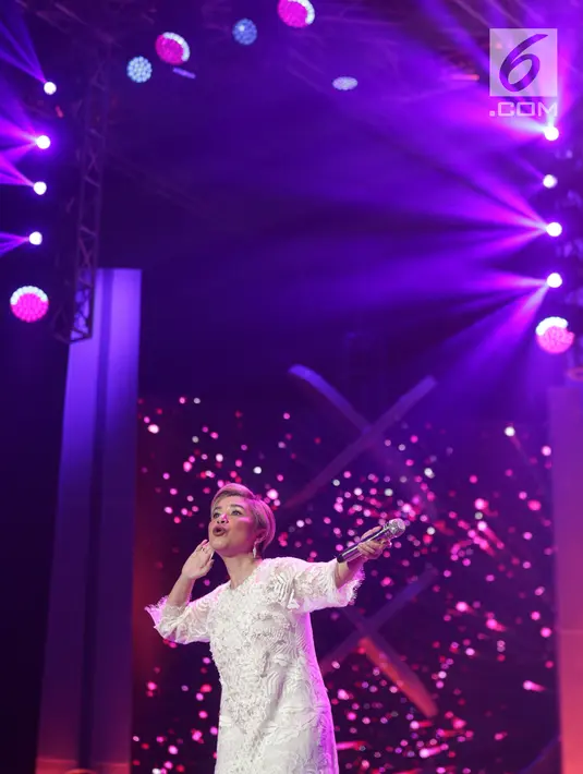 Diva Indonesia Ruth Sahanaya tampil pada halalbihalal Elang Mahkota Teknologi (Emtek) Group di Studio 6 Emtek City Daan Mogot, Jakarta, Selasa (25/6/2019). Mengusung tema 'Kebersamaan Penuh Keikhlasan', halalbihalal Emtek dimeriahkan penampilan sejumlah bintang tamu. (Liputan6.com/Faizal Fanani)