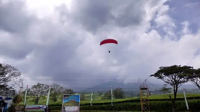 Mengagumi Keindahan Alam dari Langit Sumatra dengan Olahraga Paralayang