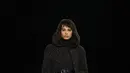 Dalam koleksi ini, redingote klasik mendapatkan interpretasi baru dengan lapisan quilted yang dapat dilepas serta lengan berbahan kulit atau shearling untuk memberikan fleksibilitas dan tekstur yang kaya. [Dok/MaxMara].