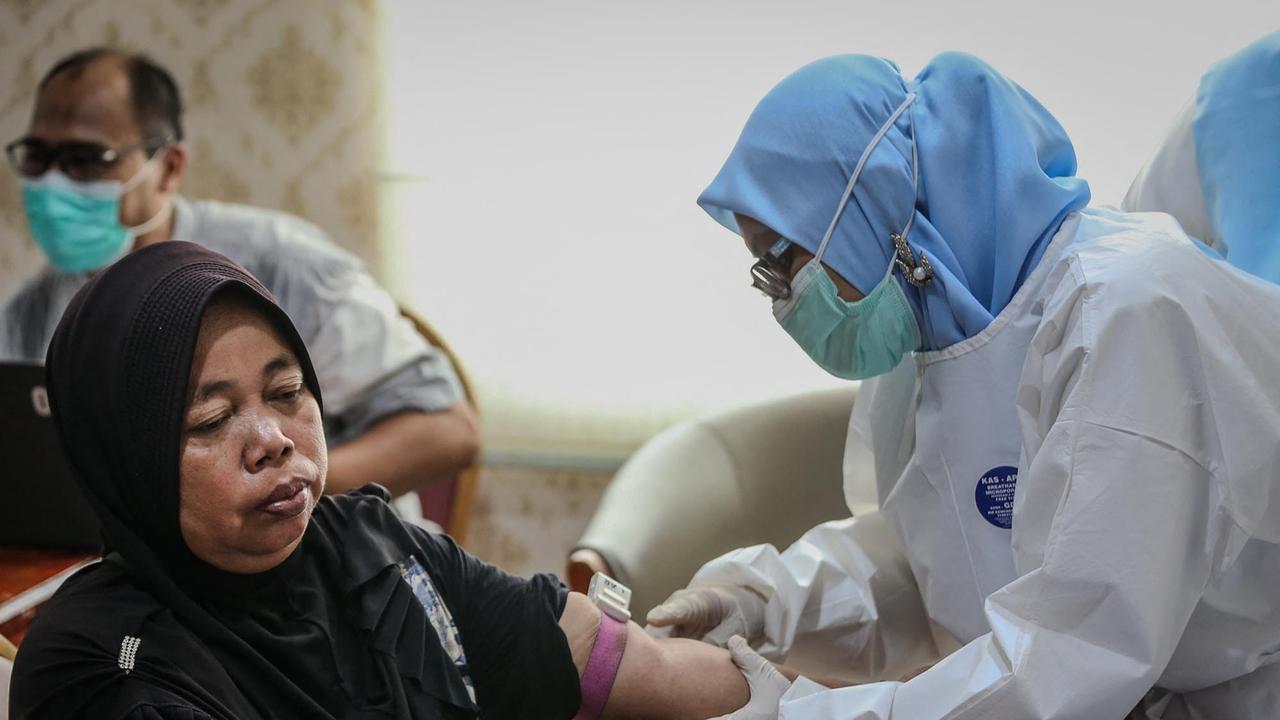 FOTO: Warga Cikande Jalani Pemeriksaan dan Relokasi Usai Temuan Paparan Radioaktif Cs-137