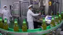 Pekerja memantau botol di jalur produksi bir merek Taeha di Pabrik Bahan Makanan Unha Taesong, Pyongyang, Korea Utara, 6 April 2021. (KIM Won Jin/AFP)