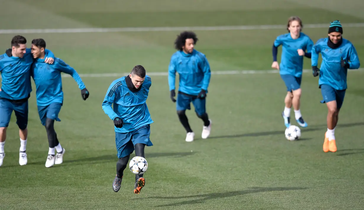 Suasana latihan para pemain Real Madrid di Madrid, Spanyol, Selasa (13/2). Real Madrid akan menghadapi Paris Saint Germain (PSG) pada leg pertama 16 besar Liga Champions di Santiago Bernabeu. (GABRIEL BOUYS/AFP)