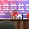Pelatih Timnas Mozambik, Chiquinho Conde (tengah) saat menjalani sesi konferensi pers di Stadion Utama Gelora Bung Karno, Jakarta, Senin (8/6/2026). (Bola.com/Abdul Aziz)