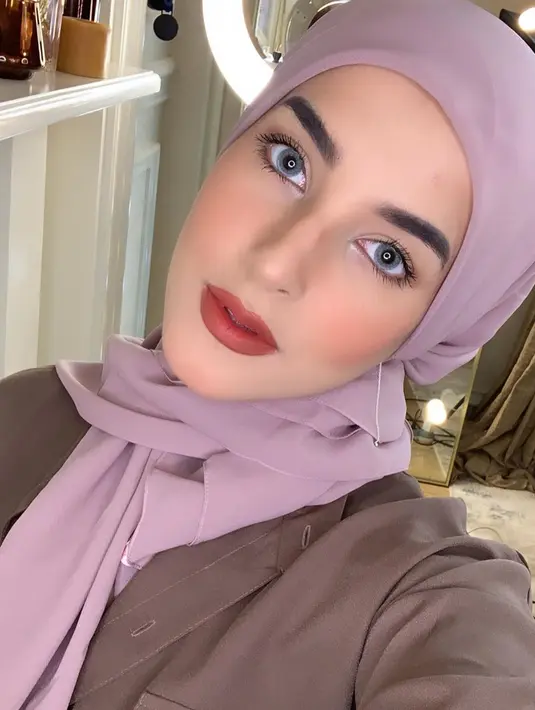 Sering tampil dengan makeup tebal di bagian mata, penampilan Tasya dengan hijab berwarna ungu muda ini tuai pujian. Gaya hijab yang dikenakan oleh Tasya Farasya ini terlihat simpel namun tetap elegan. (Liputan6.com/IG/@tasyafarasya)