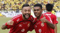 Marcel Sacramento dan Vendry Mofu saat merayakan gol saat melawan Persegres United di Stadion Joko Samudro, Gresik, Jawa Timur, (21/04/2017), Semen Padang menang 3-1. (Bola.com/Fahrizal Arnas)