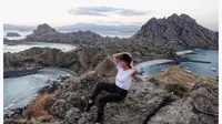 Tampilan Monokrom Maia Estianty Saat Berpose di Pulau Padar