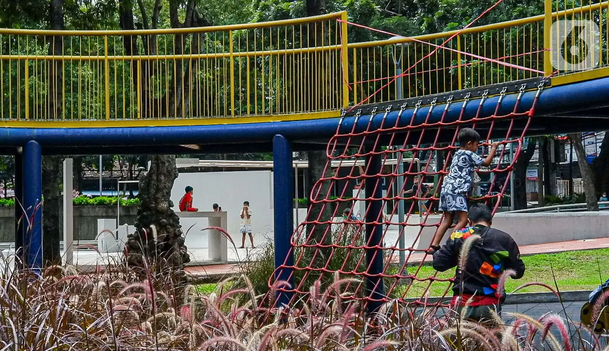 Anak-anak bermain di Taman Puring, Jakarta, Minggu (14/3/2021). Mulai 13 Maret 2021, Dinas Pertamanan dan Hutan Kota Provinsi DKI Jakarta kembali membuka 28 Ruang Terbuka Hijau (RTH) Ibu Kota di masa penerapan Pemberlakuan Pembatasan Kegiatan Masyarakat (PPKM) Mikro. (Liputan6.com/Faizal Fanani)