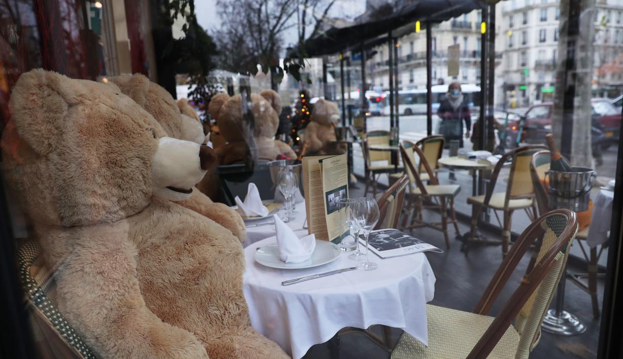 <p>Boneka-boneka beruang raksasa terlihat di kafe Les Deux Magots yang ditutup di Paris, Prancis, pada 16 Desember 2020. Otoritas kesehatan Prancis pada Rabu (16/12) melaporkan 17.615 kasus infeksi COVID-19 tambahan dalam 24 jam terakhir, penambahan harian terbesar sejak 21 November. (Xinhua/Gao Jing)</p>