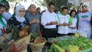 Ketua Umum HKTI, Jenderal TNI (Purn) Moeldoko bersama Menteri Pertanian Amran Sulaiman dan Gubernur Jabar Ahmad Heryawan berdoa dalam acara Syukur Panen di Desa Karang Layung, Indramayu, Jabar, Kamis (23/11). (Liputan6.com/Pool/Ksatria)