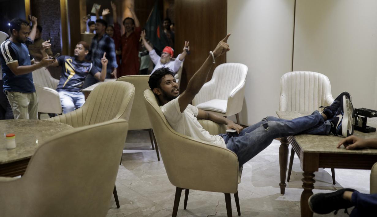 Para pengunjuk rasa juga menyerbu Gono Bhaban, kediaman resmi Perdana Menteri. Mereka terlihat membalikkan perabotan, mendobrak pintu kaca, dan mengambil berbagai barang. (K M ASAD / AFP)