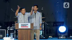 Sejumlah lembaga survei menunjukkan hasil penghitungan cepat memperlihatkan angka pasangan Calon Presiden dan Wakil Presiden nomor urut 2 Prabowo Subianto dan Gibran Rakabuming Raka unggul dalam Pemilihan Presiden 2024. (Liputan6.com/Herman Zakharia)