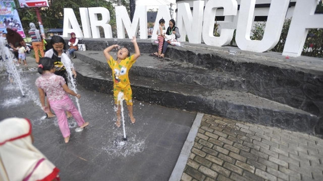 Kegembiraan anak-anak ngabuburit di Taman Air Mancur Bogor