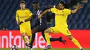 Gelandang Paris Saint-Germain, Idrissa Gueye, berebut bola dengan pemain Borussia Dortmund pada leg 16 besar Liga Champions di Parc des Princes, Prancis, Kamis (12/3) dini hari WIB. PSG menang 2-0 atas Dortmund. (AFP/GETTY/UEFA)