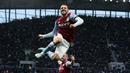 Pemain Aston Villa Emiliano Buendia melompat ke udara untuk merayakan gol ke gawang Tottenham Hotspur pada pertandingan sepak bola Liga Inggris di Stadion Tottenham Hotspur, London, 1 Januari 2023. Aston Villa mempermalukan Tottenham Hotspur dengan skor 2-0. (AP Photo/Ian Walton)