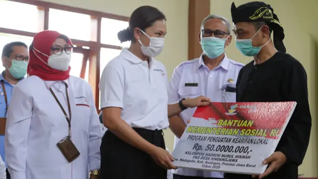Kemensos Serahkan Bantuan Keserasian Sosial dan Kearifan Lokal