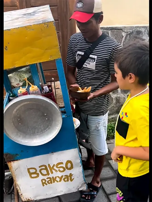 "Kita makan di luar yuk El," kata Jedar yang merekam putranya. Unggahan tersebut mendapatkan respon positif dari warganet. Banyak yang memuji sikap Jedar yang mengajarkan kesederhanaan putranya. [Instagram/inijedar]