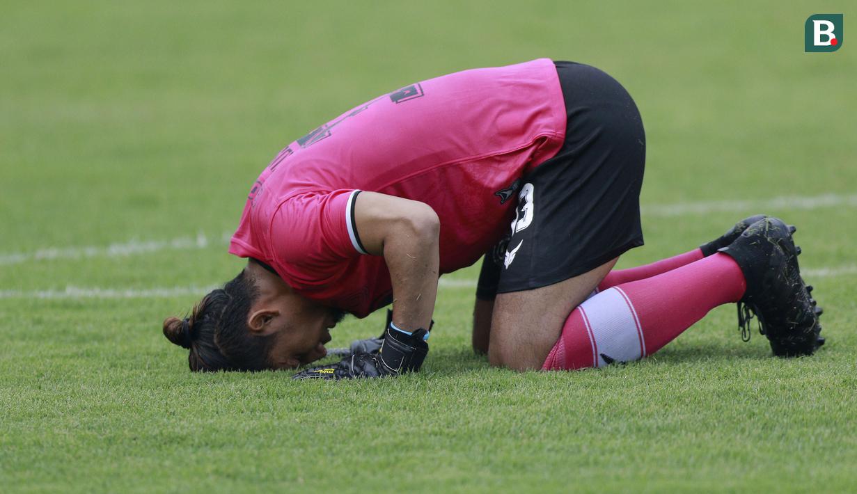 Kiper Persela Lamongan, Dwi Kuswanto melakukan sujud syukur sebelum dimulainya laga melawan PSS Sleman dalam laga matchday ke-2 Grup C Piala Menpora 2021 di Stadion Si Jalak Harupat, Bandung, Minggu (28/3/2021). (Bola.com/M Iqbal Ichsan)