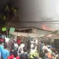 Sebuah gudang penyimpanan Karpet yang berlokasi di Jalan Ratna, Kelurahan Jatikramat, Jatiasih, Kota Bekasi, Jawa Barat, ludes terbakar. (Liputan6.com/Rahmat Hidayat)