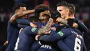 Para pemain Paris Saint-Germain (PSG) merayakan gol ke gawang FC Nantes pada laga semifinal Piala Prancis 2019 di Stadion Parc des Princes, Rabu (3/4). PSG menang 3-0 atas FC Nantes. (AFP/Franck Fife)