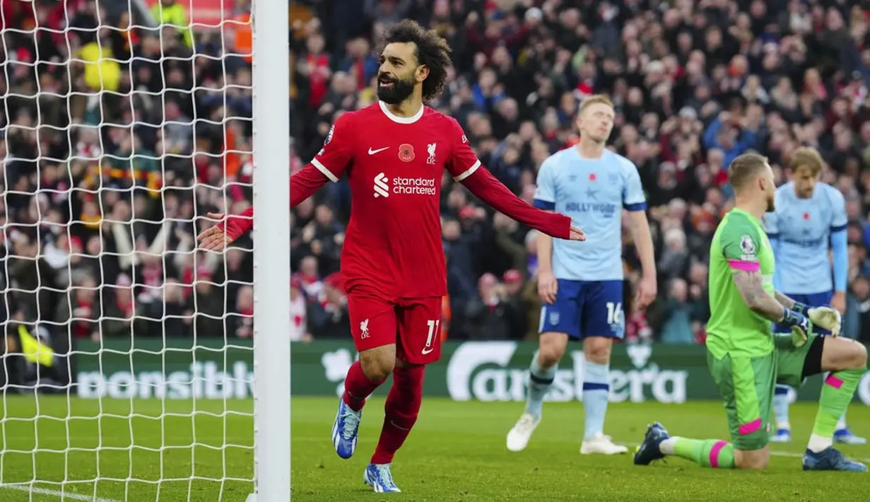 Pemain Liverpool, Mohamed Salah, melakukan selebrasi setelah mencetak gol ke gawang Brentford pada laga pekan ke-12 Liga Inggris 2023/2024 di Stadion Anfield, Minggu (12/11/2023). Pemain asal Mesir itu berhasil mencetak dua gol dari sudut sempit yang merupakan ciri khasnya. (AP Photo/Jon Super)