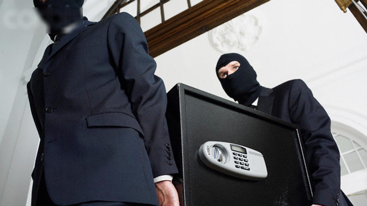 Pasangan Kekasih Masuk Bui Setelah Upload Uang Curian di Facebook